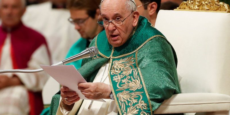 Papa diz a pessoa transgênero: "Deus nos ama como somos"