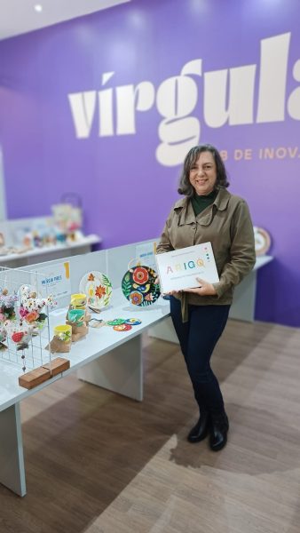 Artesã de Volta Redonda leva Arigó para feira na Europa