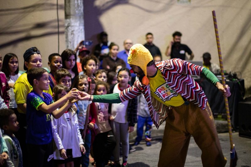 Palco Sobre Rodas já percorreu 11 bairros de Volta Redonda levando cultura e arte para as famílias
