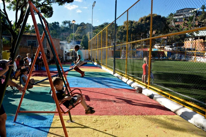 Prefeitura de Volta Redonda entrega reforma de praça e campo de grama sintética no Padre Josimo