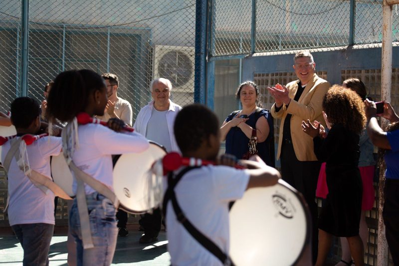Professores de universidade dos EUA visitam escola municipal de Volta Redonda