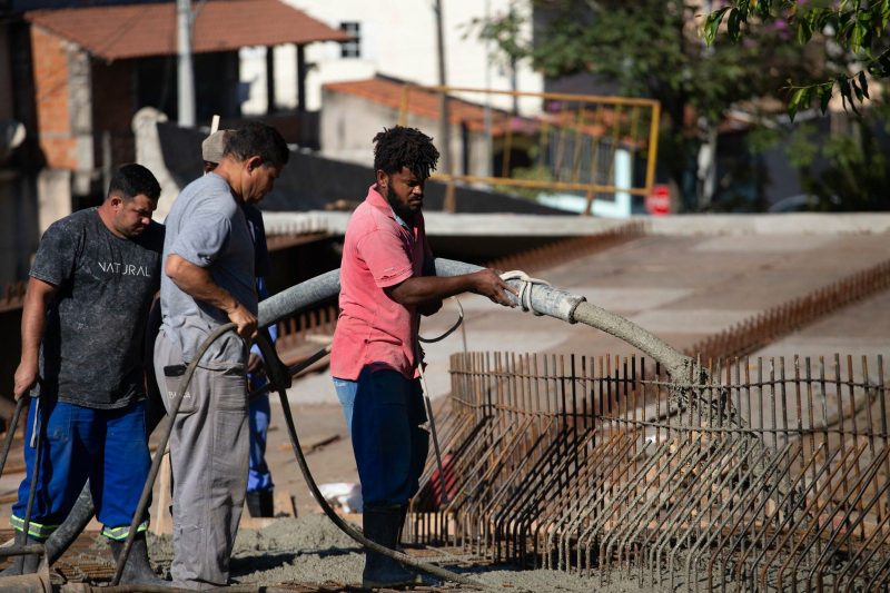 Concretagem de novo acesso ao Siderville Ã© realizada em Volta Redonda