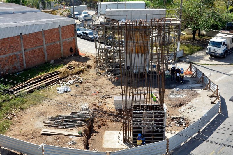 Alça do viaduto Heitor Leite Franco tem mais um pilar sendo construído