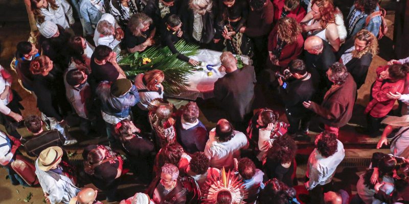 Com celebração festiva, Teatro Oficina recebe velório de Zé Celso