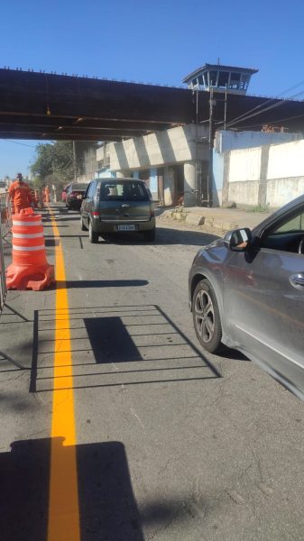 Volta Redonda: prefeitura sinaliza e ilumina trecho no Aero Clube onde nova ponte está sendo construída