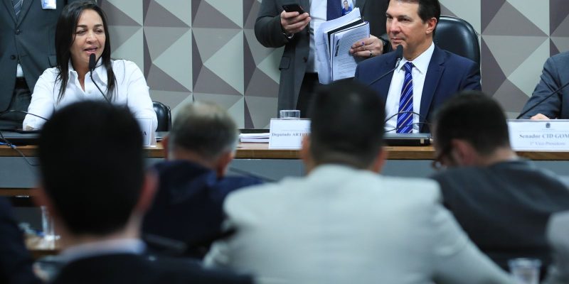 Presidente da CPMI descarta quebra de sigilo de Michele e Jair Bolsonaro
