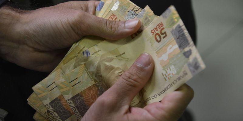 Orçamento de 2024 prevê salário mínimo de R$ 1.421