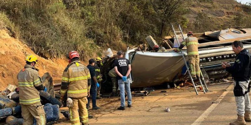 Ônibus com torcedores do Corinthians sofre acidente e deixa 7 mortos