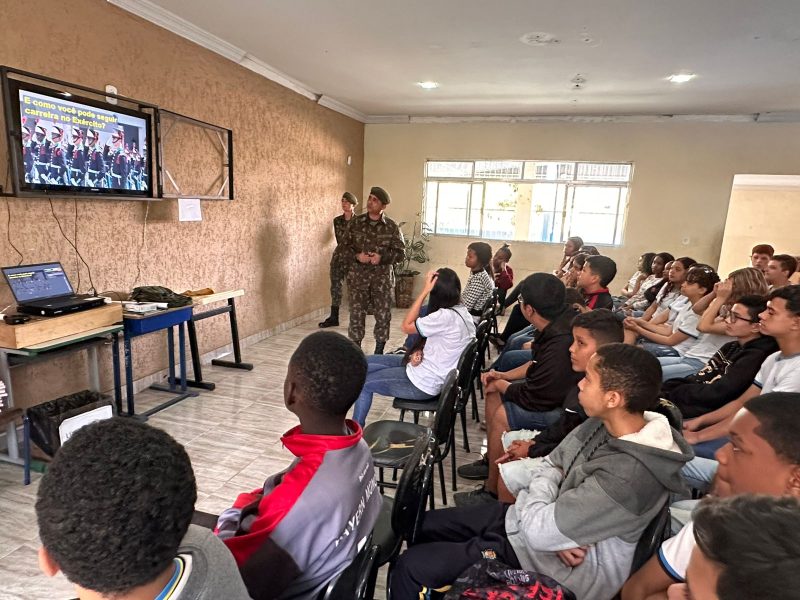 Colegio Municipal Paulo Basilio recebe palestra do Tiro de Guerra