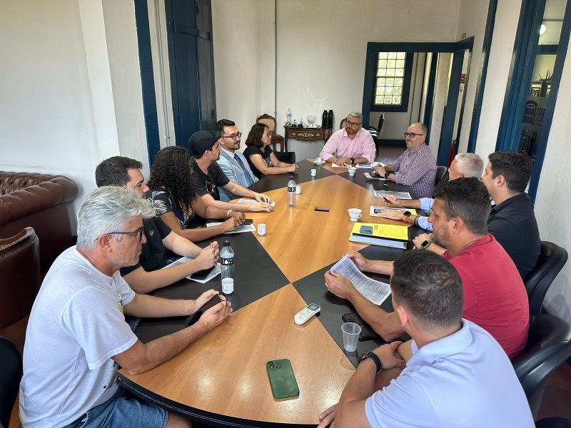 Prefeitura e Camara de Vereadores se reunem com representantes do
