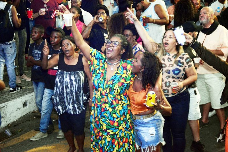 Samba do Calcadao agita o dia dos Pais em Barra