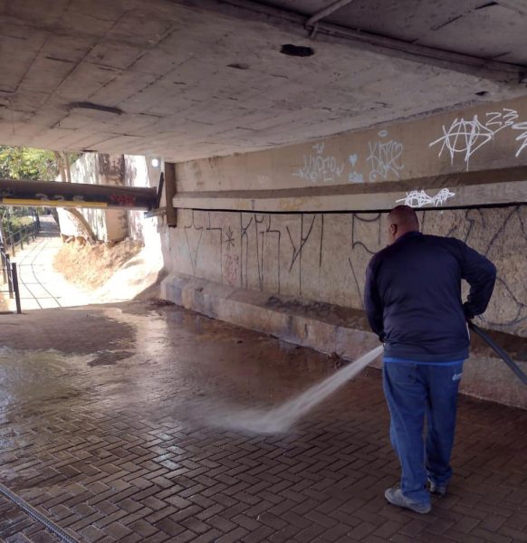 Servicos de limpeza sao realizados na margem do Rio Paraiba