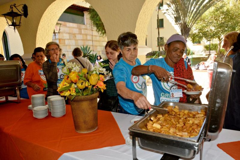 Primeiros grupos da assistência social de Volta Redonda viajam para Caxambu-MG
