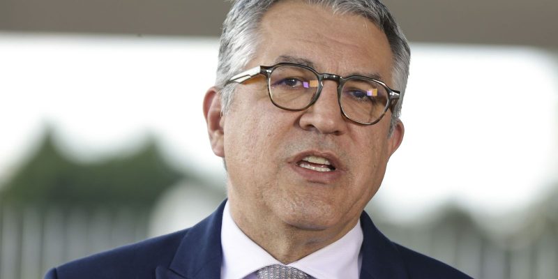 Padilha: Lula deve anunciar novos ministros ao retornar do exterior