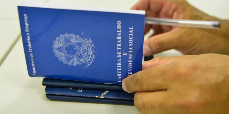 Trimestre móvel tem menor desemprego para o período desde 2014