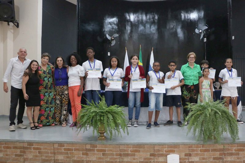 Alunos da rede municipal sao premiados por desempenho nos Jogos