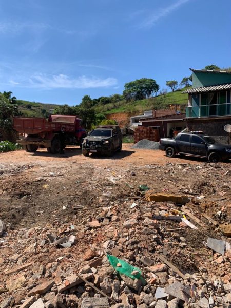 Guarda Ambiental flagra descarte de entulho em Barra Mansa –