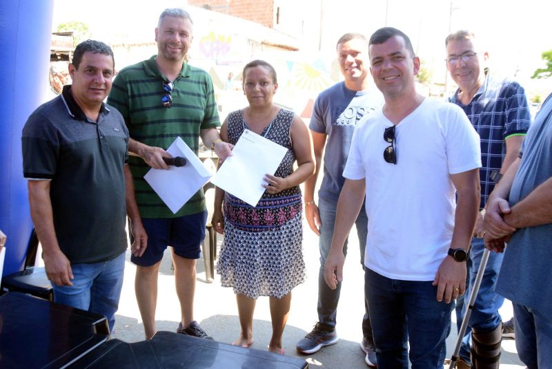 Prefeito Rodrigo Drable entrega termos de posse aos moradores do