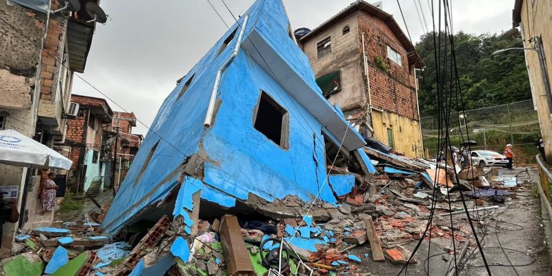 Prédio irregular desaba em Salvador sem deixar vítimas