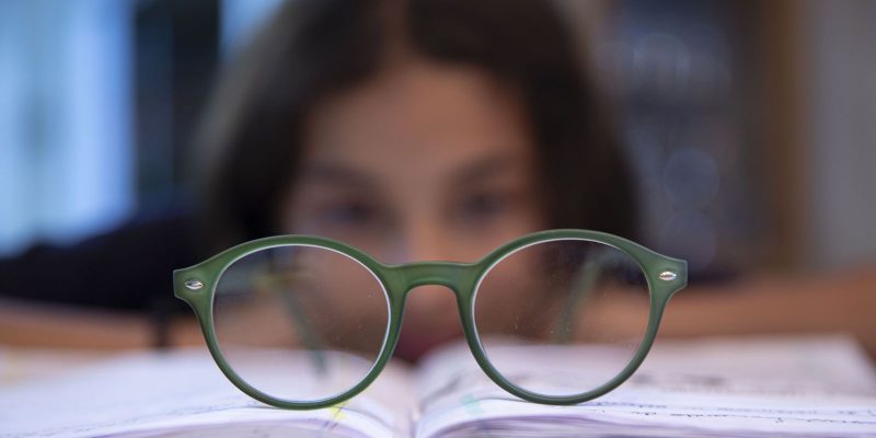 Tempo excessivo e pouca distância de telas contribuem para miopia