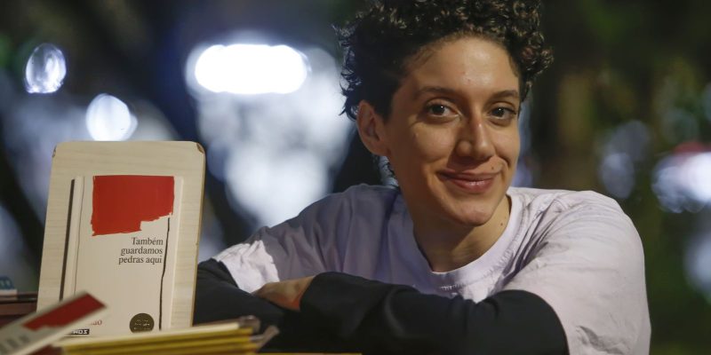 Poeta vencedora do Prêmio Jabuti transita do slam à literatura grega