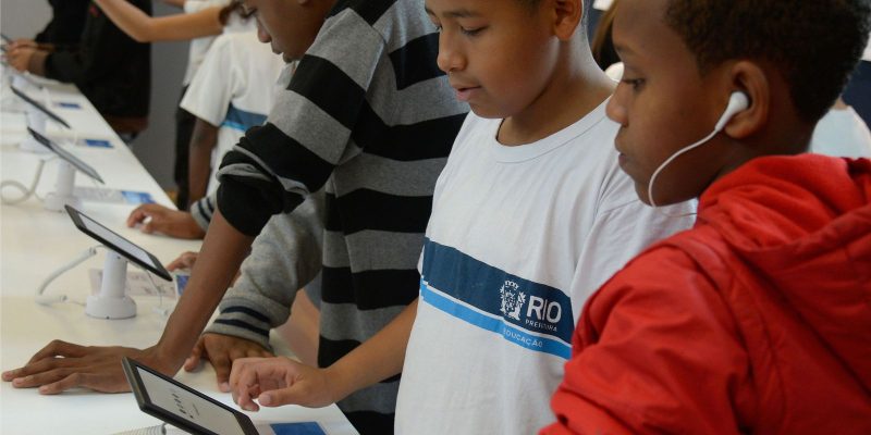 Redes de ensino buscam caminhos para o uso de tecnologia nas escolas