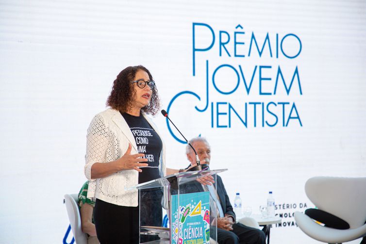 18/10/2023 - A ministra da Ciência, Tecnologia e Inovação, Luciana Santos  - Cerimônia de Lançamento do Prêmio Jovem Cientista - 20ª SNCT. Foto: Diego Galba (ASCOM/MCTI)