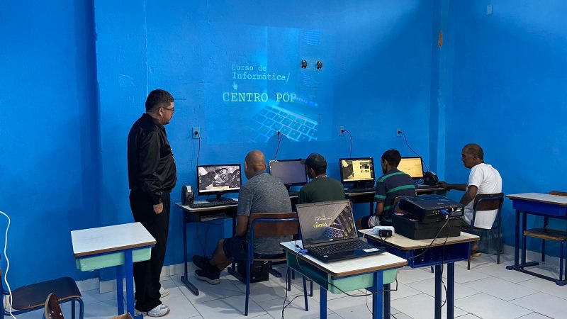 Assistidos pelo Centro Pop participam de curso de informatica –