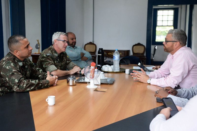 Drable recebe militares do Exercito Brasileiro para tratar da Operacao