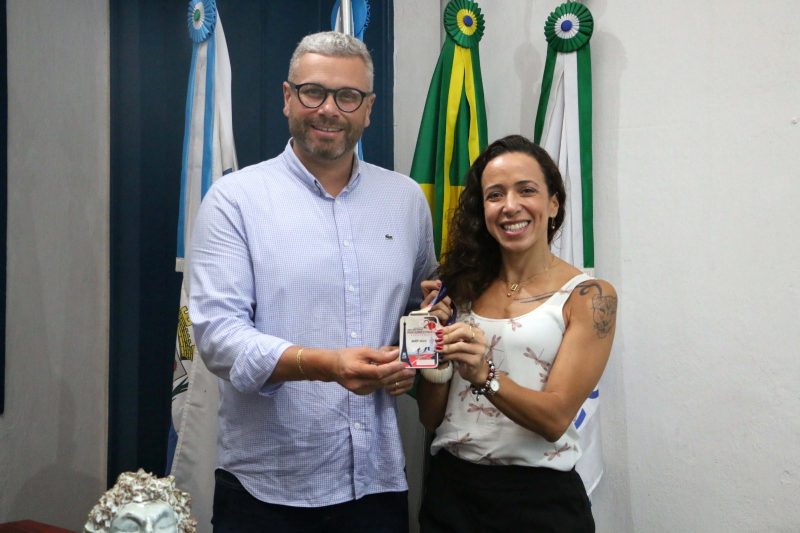 Prefeito Rodrigo Drable homenageia ciclista barra mansense que participou de prova