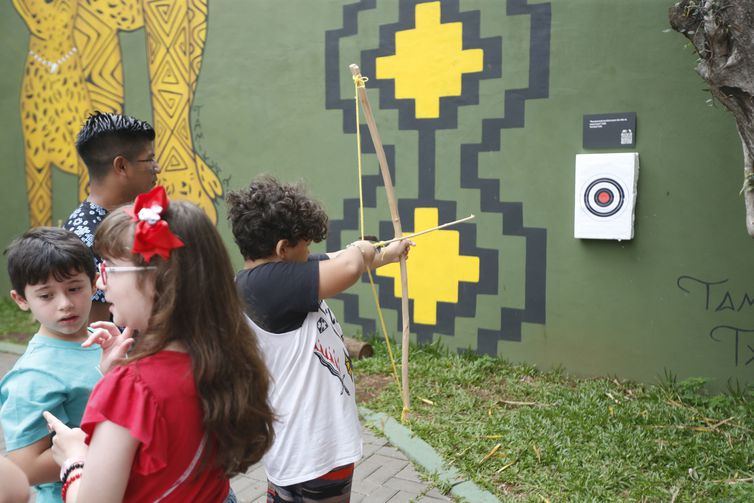 São Paulo SP 12/10/2023 . Brincadeiras guaranis para crianças no Museu das Culturas Indígenas. Brincadeiras da cultura Guarani Mbya . Foto Paulo Pinto/Agência Brasil
