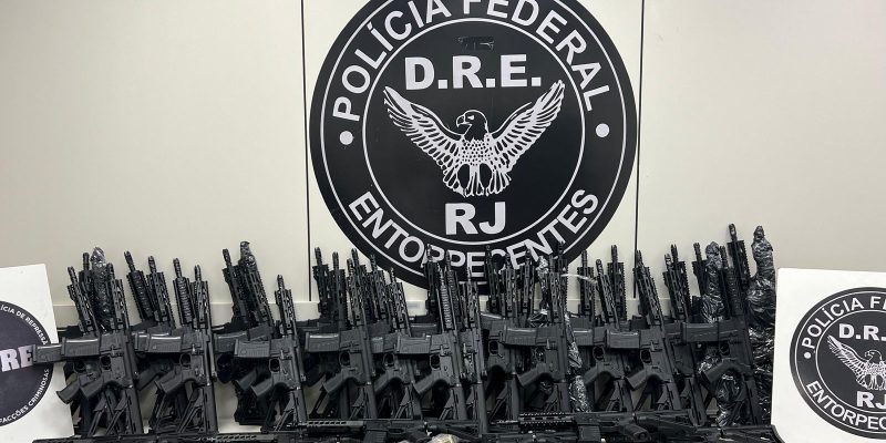 Polícia Federal apreende 47 fuzis em mansão no Rio