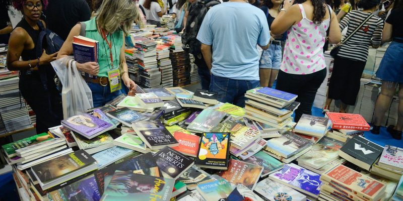 Hoje é Dia: semana de Finados tem Dia Nacional do Livro e da Poesia