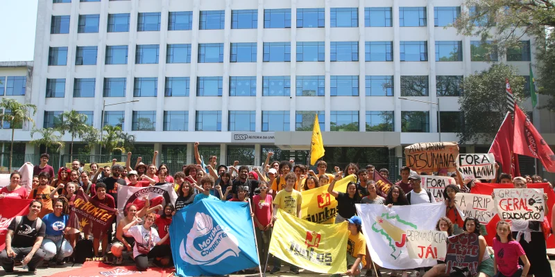 USP diz que poderá reprovar estudantes grevistas por falta
