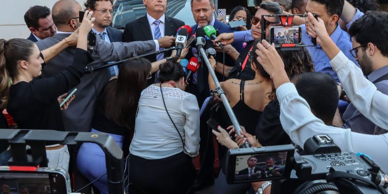 Bolsonaro vai à PF, mas não presta depoimento