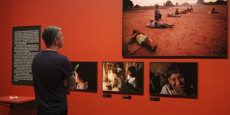 Exposição retrata jornada de Ailton Krenak por comunidades na Amazônia