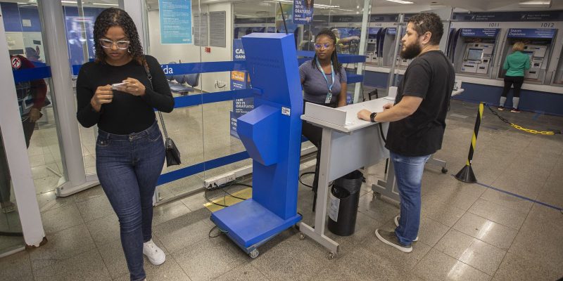 Lula sanciona programa Desenrola com limite para juros do cartão