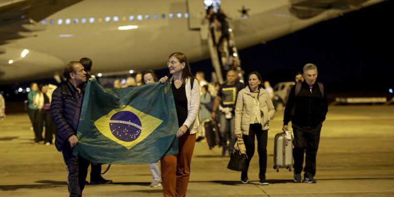 Sinto alívio por pisar em solo brasileiro, dizem repatriados