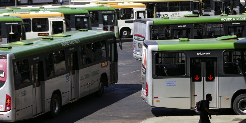 Volume de serviços cai 0,9% em agosto