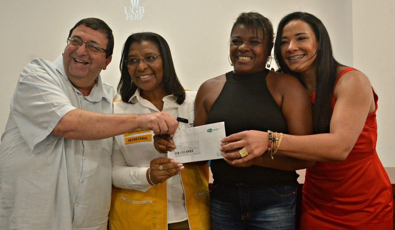 Prefeitura de Volta Redonda promove entrega do Cartão Recomeçar