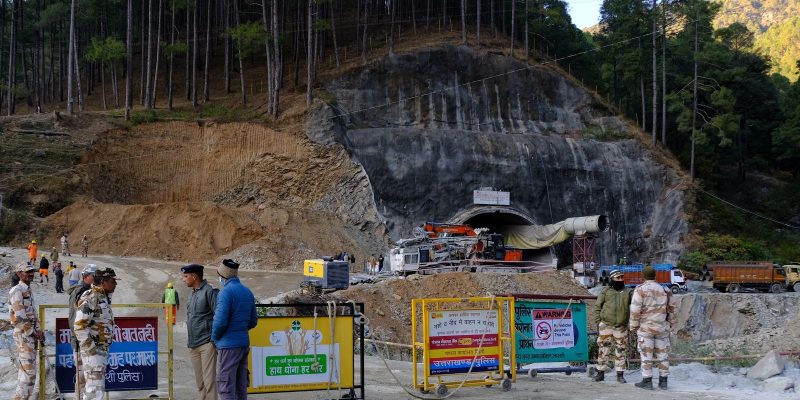 Equipes resgatam todos os 41 operários de túnel que desabou na Índia