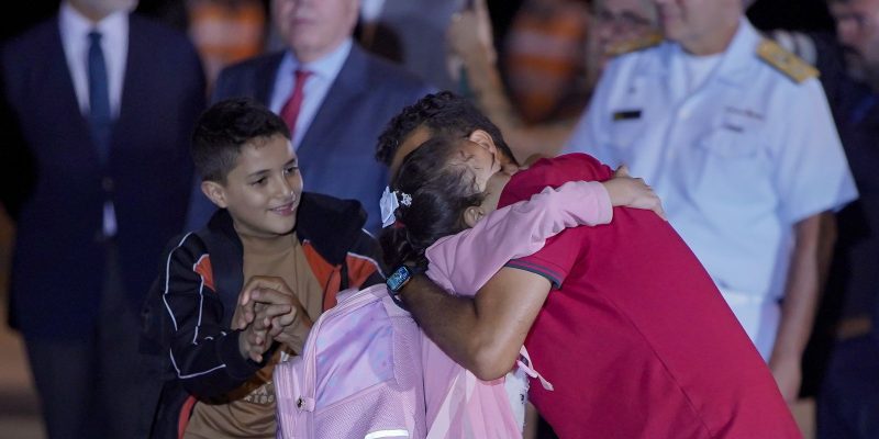 Clima de emoção marcou chegada de brasileiros da Faixa de Gaza