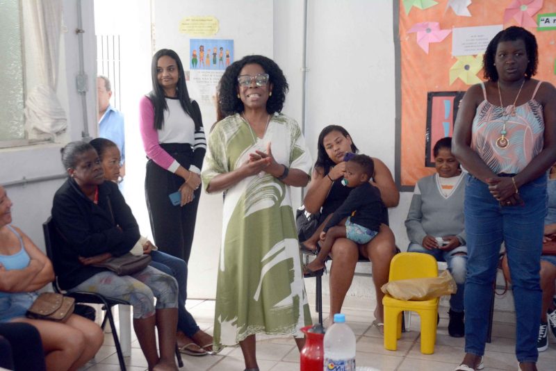 Fatima Lima participa de roda de conversa no Cras da