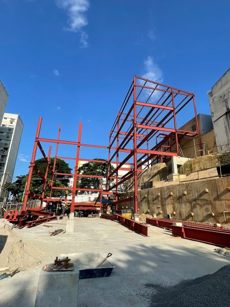 Estrutura metálica do novo prédio do Hospital São João Batista, em Volta Redonda, está quase concluída