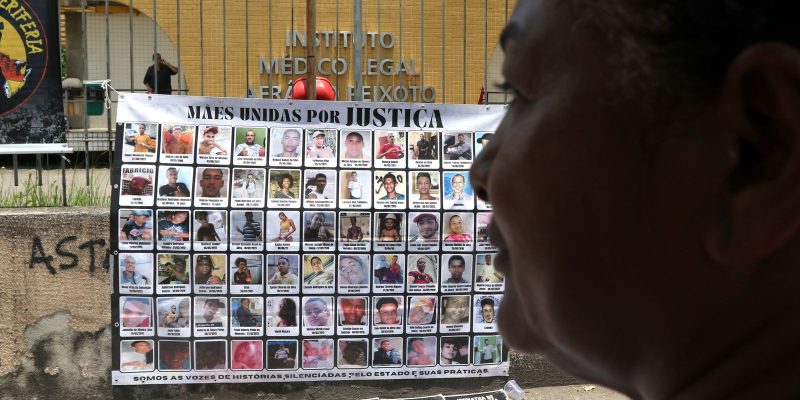 Familiares de vítimas de violência protestam contra IML do Rio