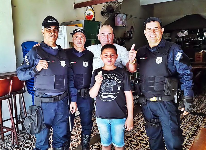 Guardas municipais de Volta Redonda ajudam garoto que se perdeu a reencontrar avô