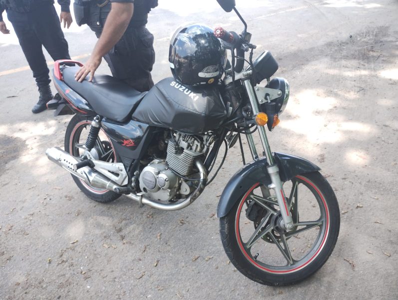 Ordem Pública flagra e prende homem sem CNH que conduzia moto com chassi raspado, em Volta Redonda