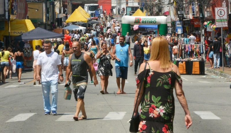 Rua de Compras de Natal no Retiro reúne milhares de pessoas nesse domingo, dia 3