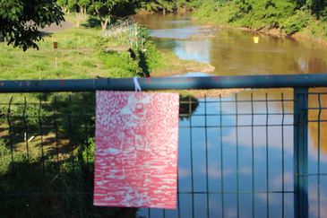 Brumadinho. 17/12/2023 Às margens do rio Paraopeba, em Brumadinho,  um grupo  de mulheres que se identifica com a hashtag #ativismodelicado, realizou uma intervenção artística na madrugada de ontem chamada 