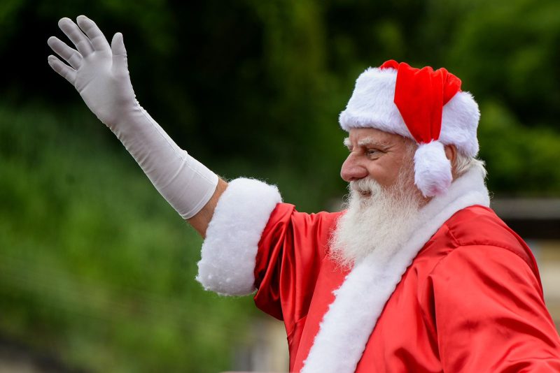 Chegada do Papai Noel reune dezenas de pessoas no bairro
